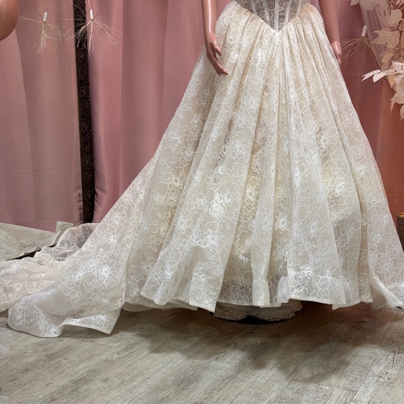 Elegant BASQUE-WAIST Cream Lace wedding Gown